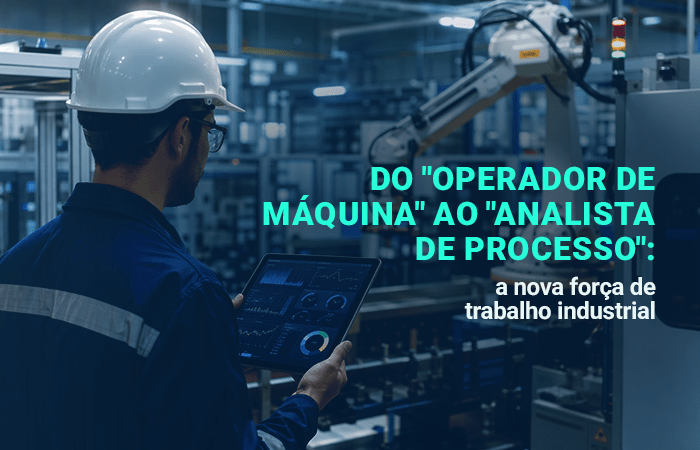 Trabalhador de fábrica com capacete branco segura tablet com gráficos diante de braço robótico industrial